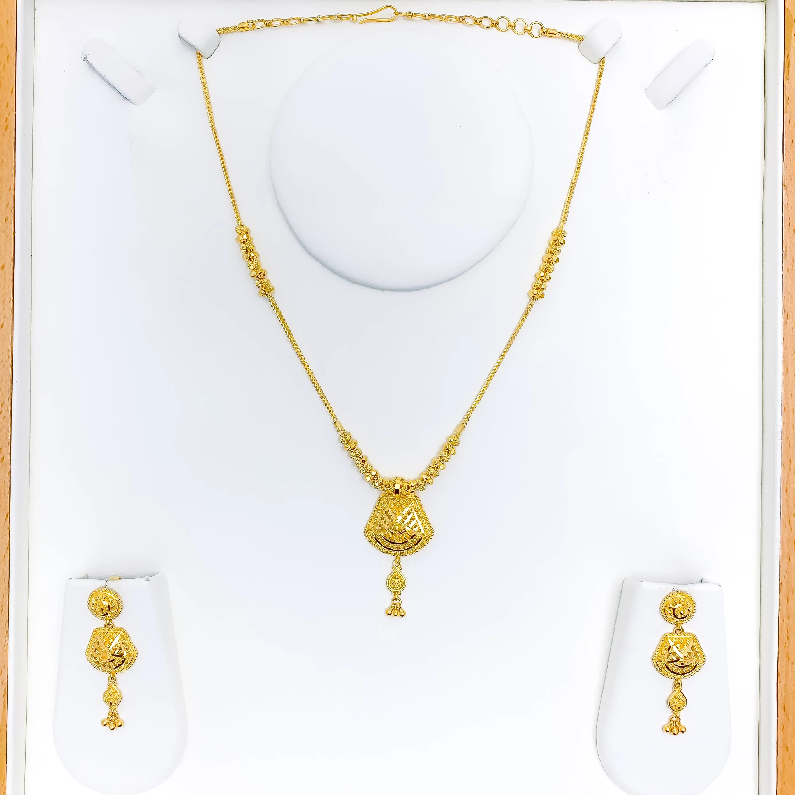 Attractive Dangling Gold Necklace Set