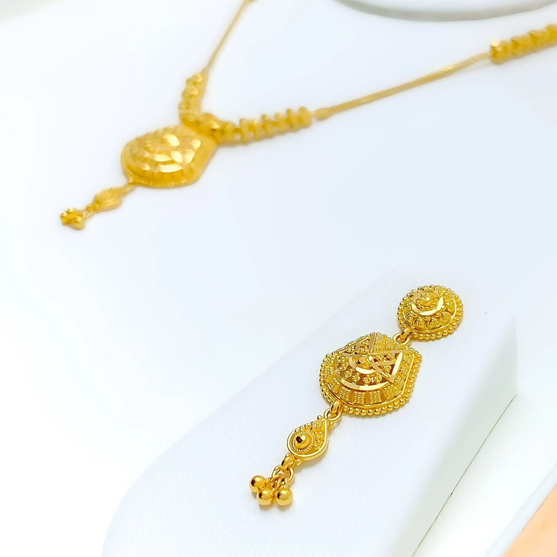 Attractive Dangling Gold Necklace Set