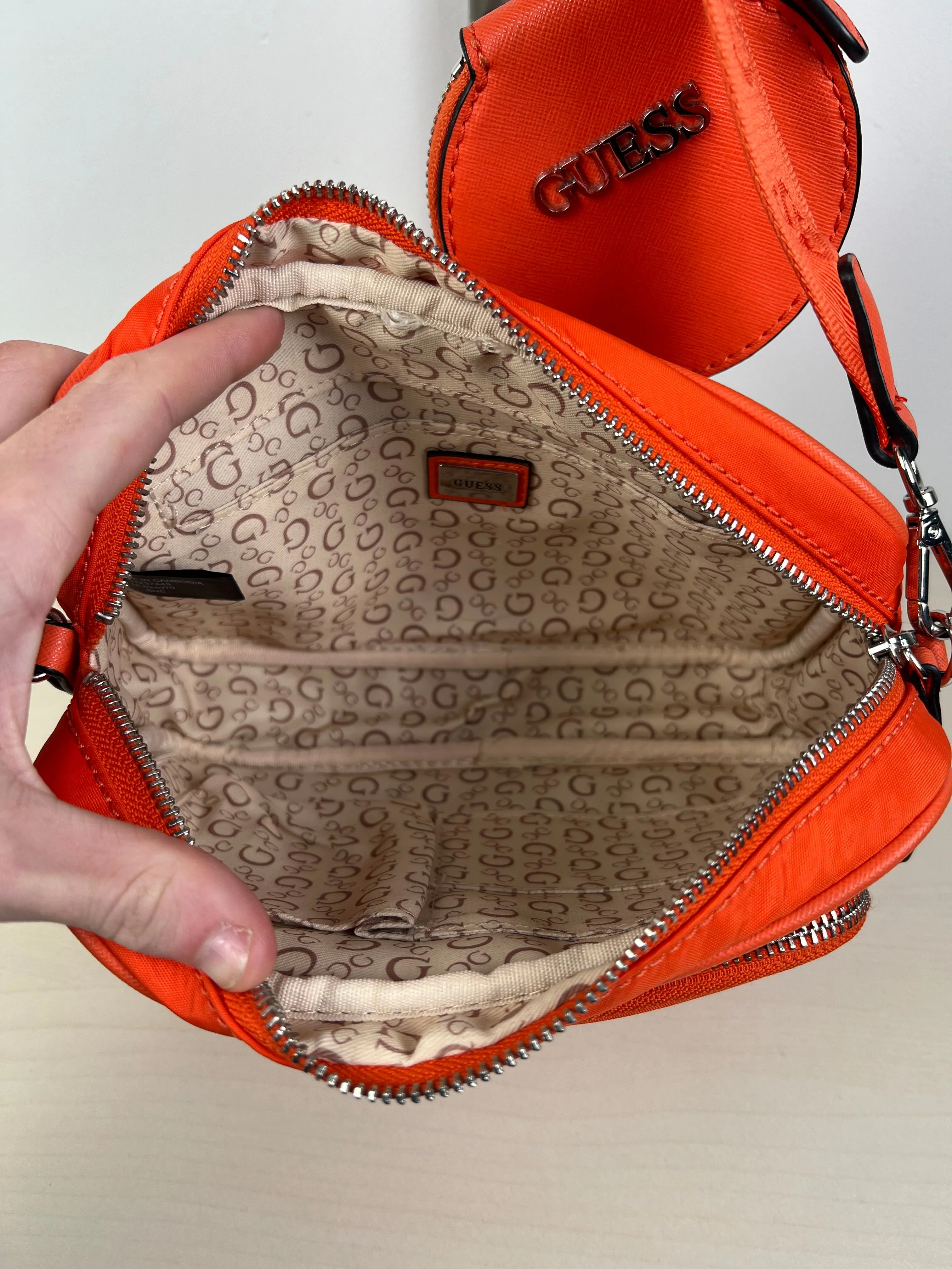 Crossbody By Guess  Size: Medium